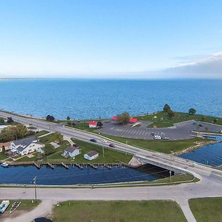 Cozy Tawas City Home With Views Of Lake Huron! Exterior photo