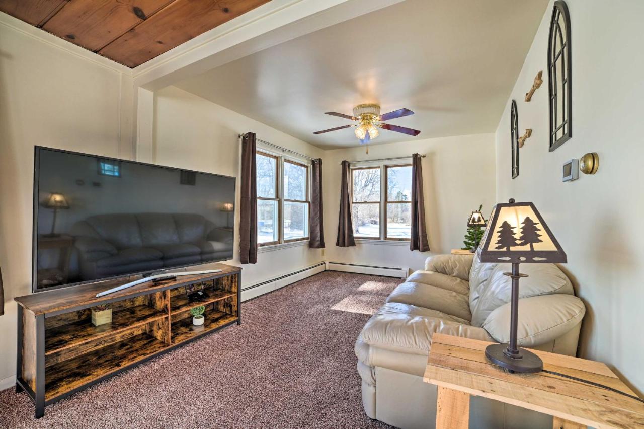 Cozy Tawas City Home With Views Of Lake Huron! Exterior photo