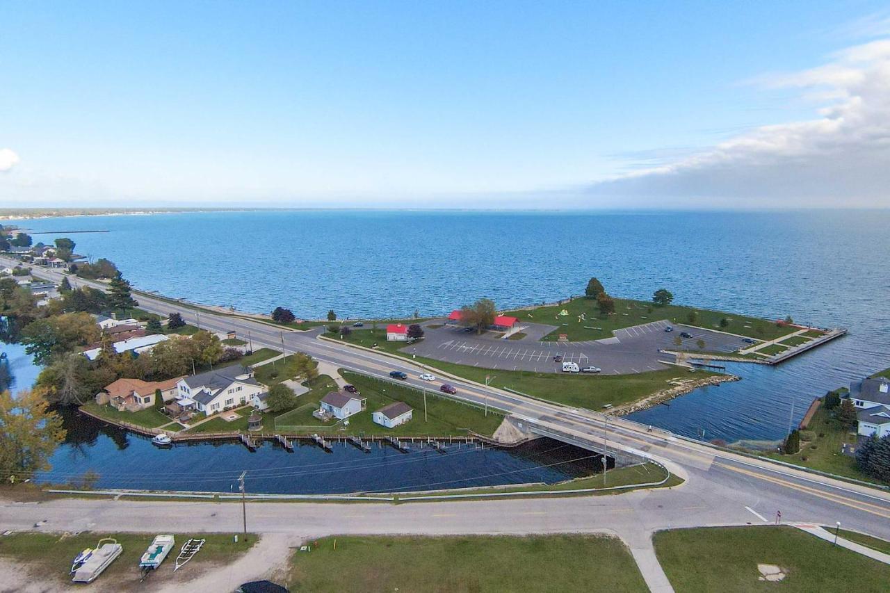 Cozy Tawas City Home With Views Of Lake Huron! Exterior photo