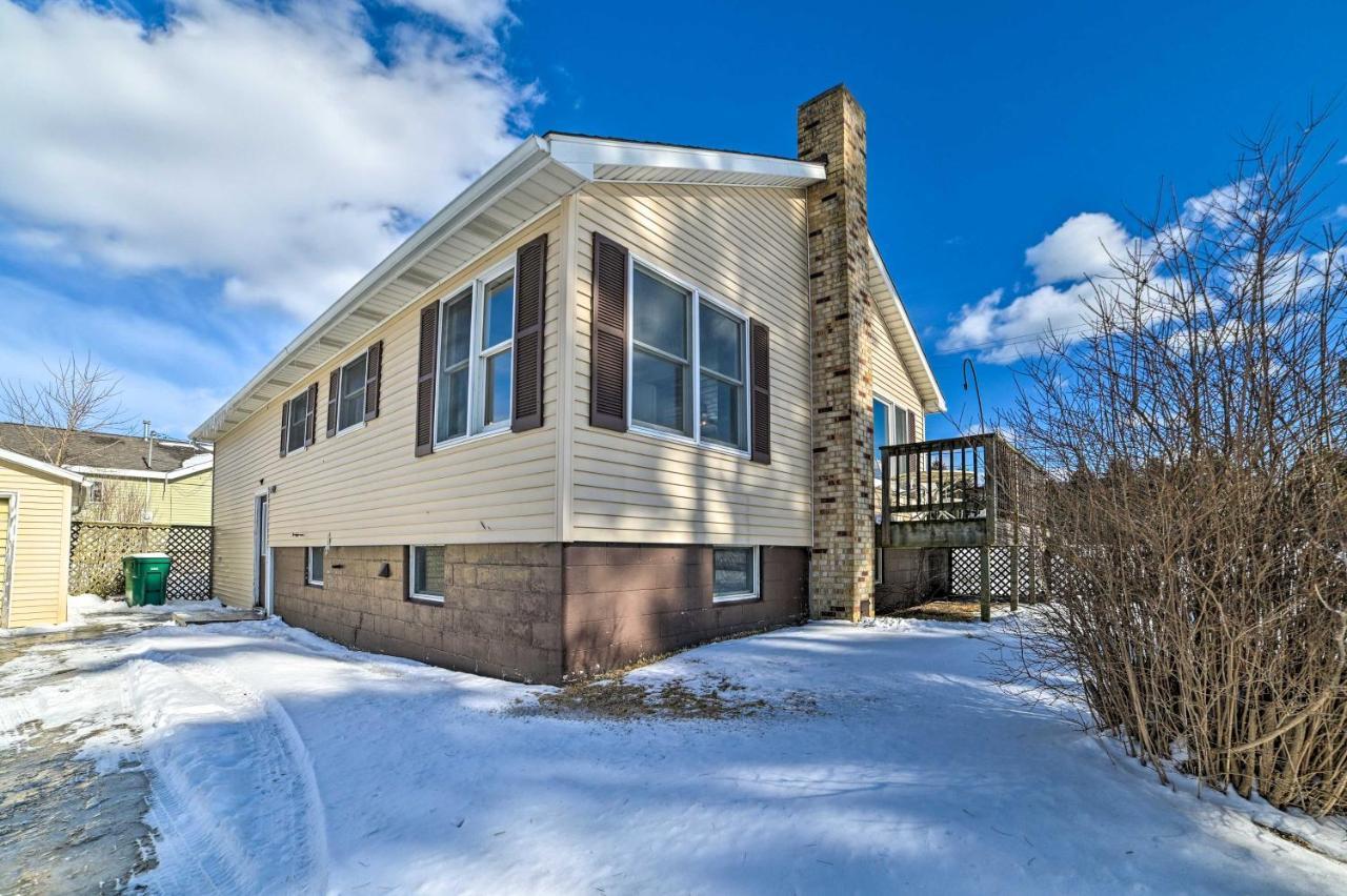 Cozy Tawas City Home With Views Of Lake Huron! Exterior photo