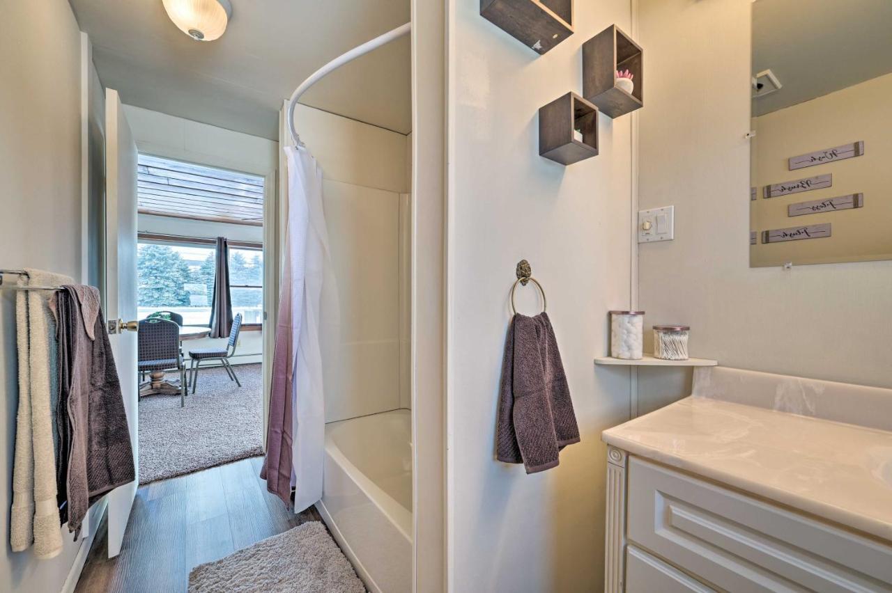Cozy Tawas City Home With Views Of Lake Huron! Exterior photo