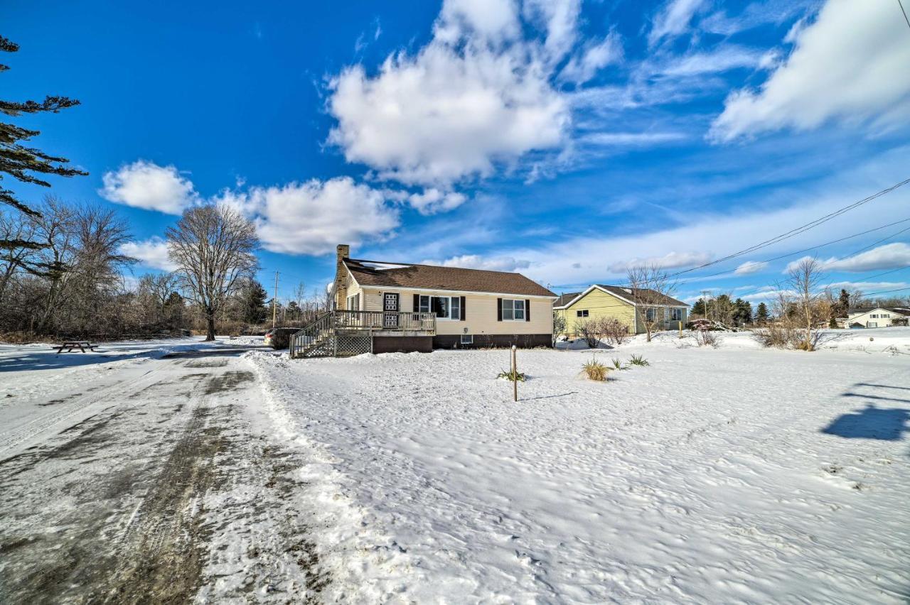 Cozy Tawas City Home With Views Of Lake Huron! Exterior photo