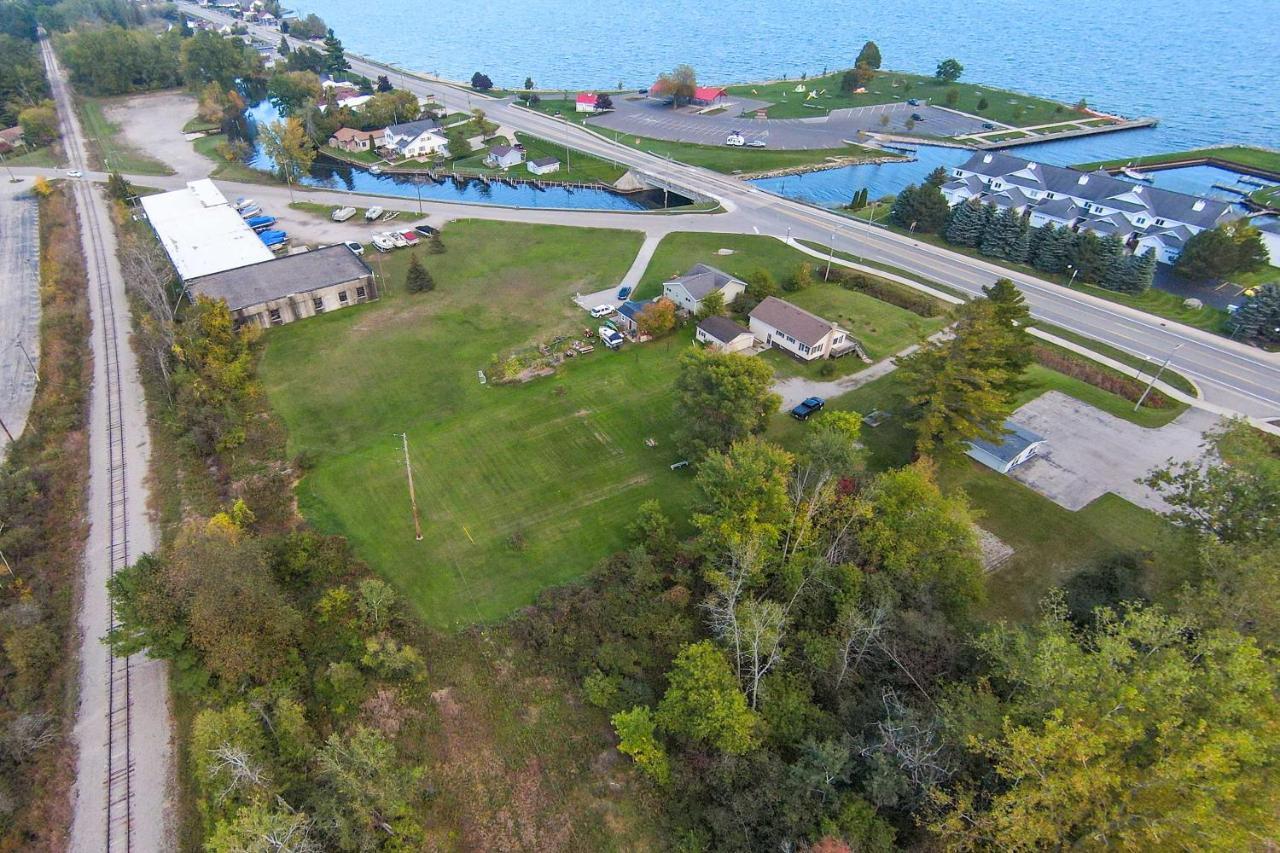 Cozy Tawas City Home With Views Of Lake Huron! Exterior photo